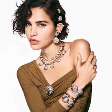 Idyllia 클립 이어링, 크리스털 펄, 조개, 화이트, 골드 톤 플래팅 - Swarovski, 5683946