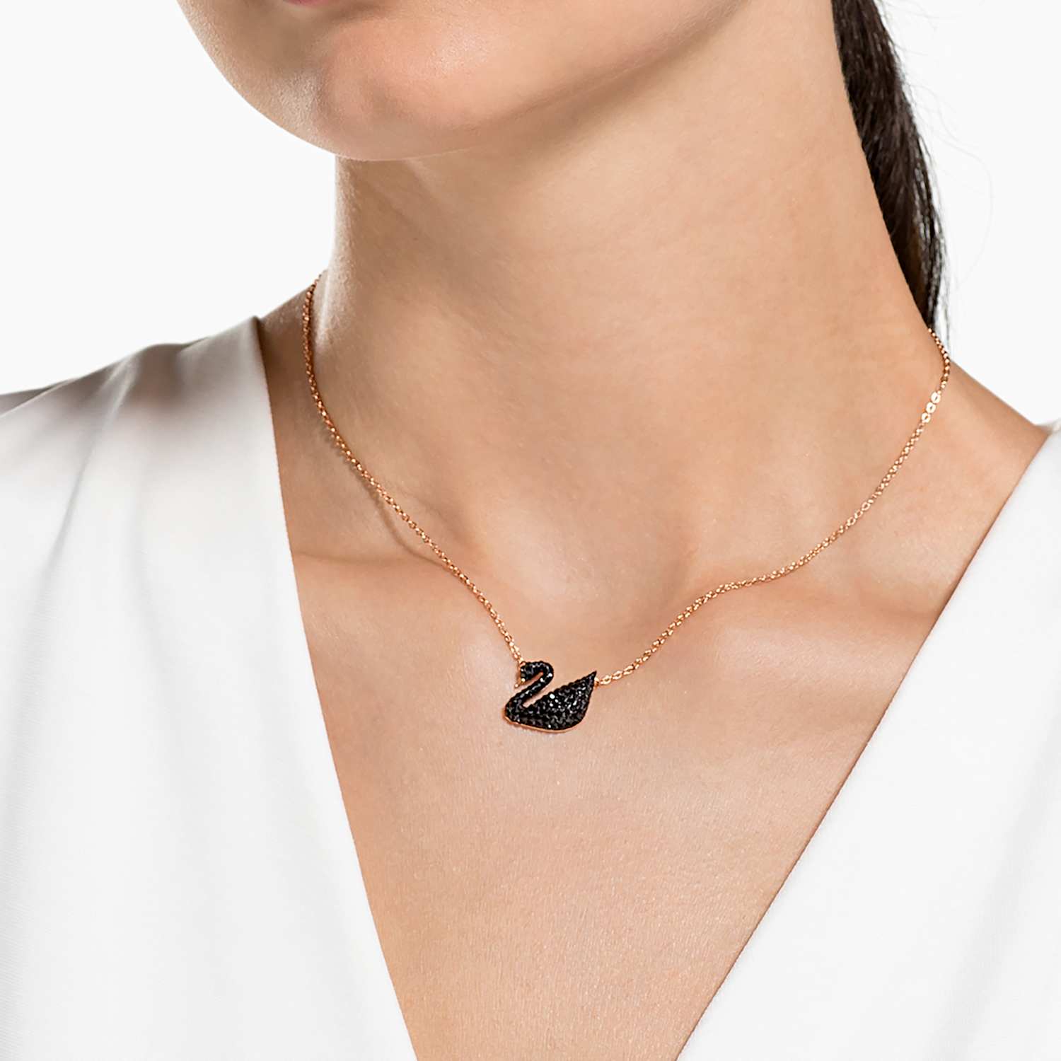 Iconic Swan ペンダント, スワン, ブラック, ローズゴールドトーン・コーティング | Swarovski.com