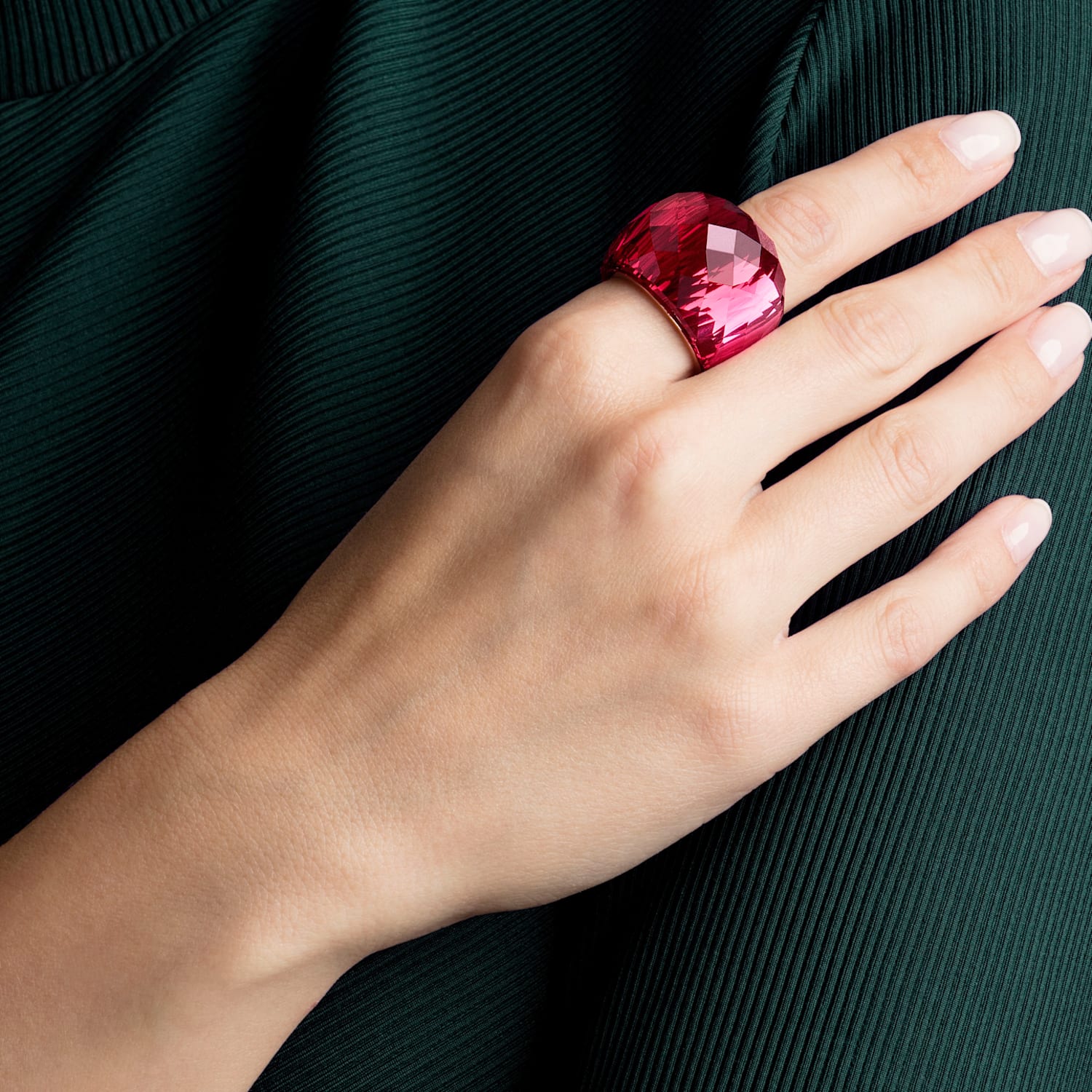 Bague Swarovski Nirvana Rouge Pvd Dore Rose Swarovski Com