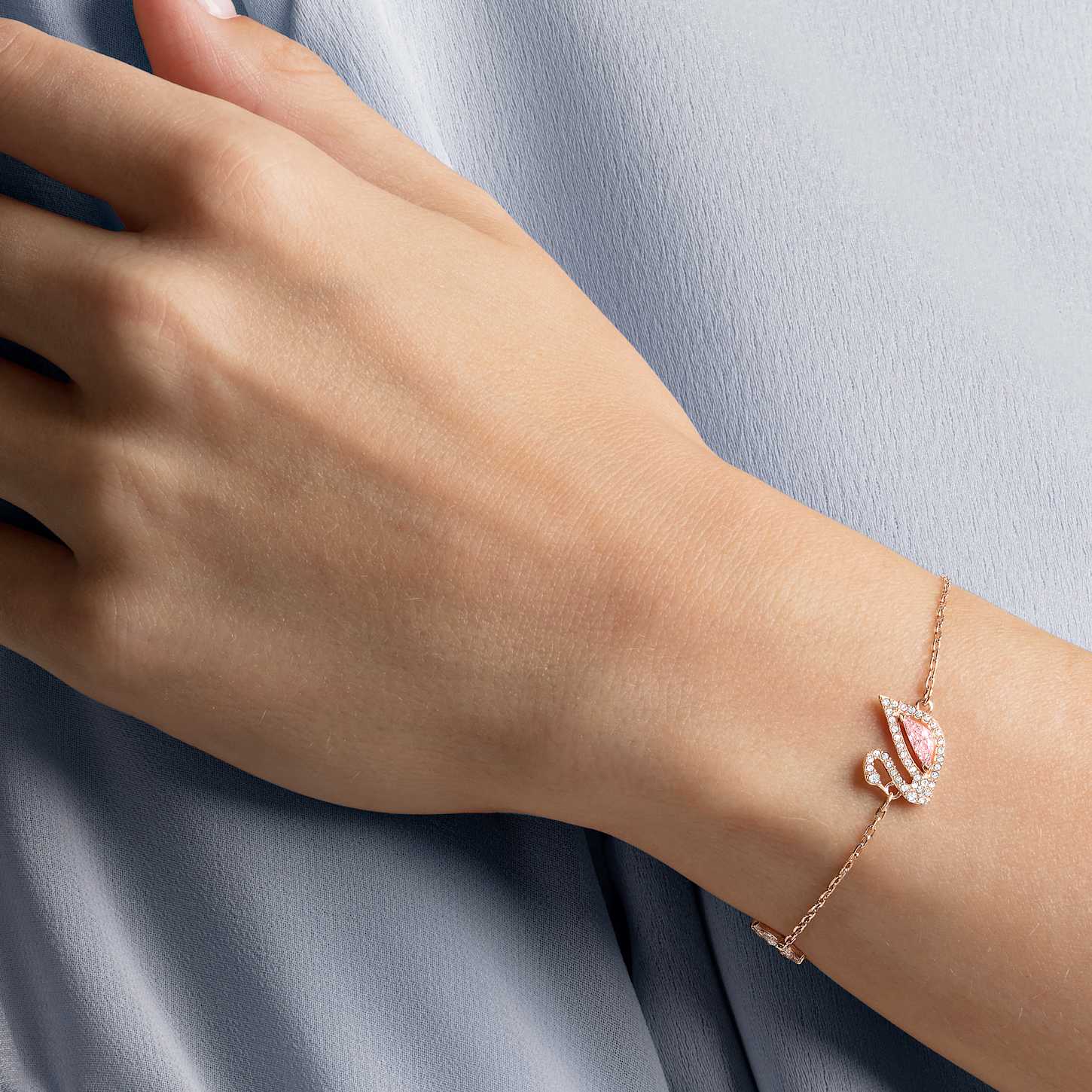 スワロフスキー Swarovski スワンモチーフブレスレット Swan bracelet, Swan, Pink, Rose gold-tone plated | Swarovski