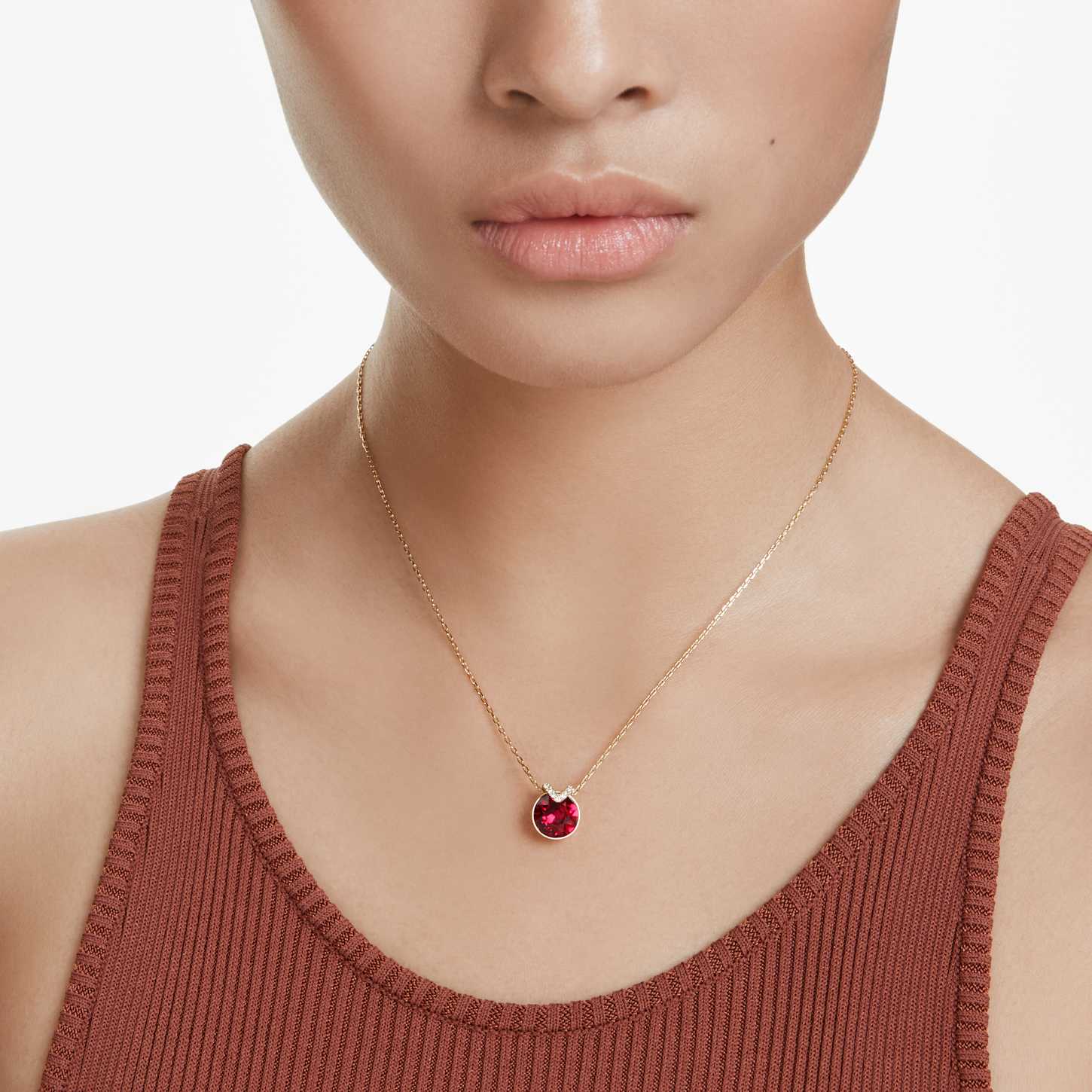 Bella V ペンダント, ラウンドカット, レッド, ゴールドトーン・プレー