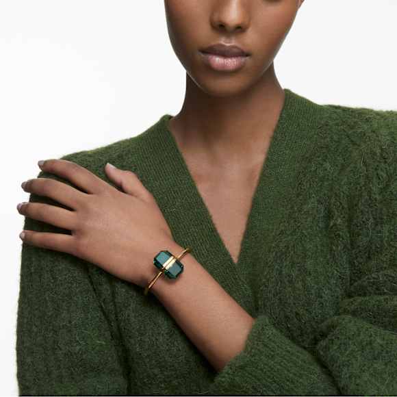 Lucent bangle, Magnetic closure, Oversized crystal, Green, Gold-tone finish - Swarovski, 5615109