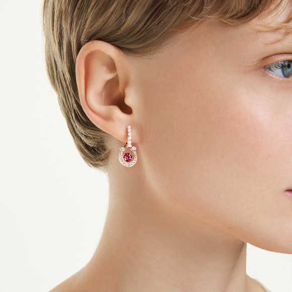 Pendants d'oreilles Symbolica, Crystal Pearl, Taille Ronde, Pavé, Fer à cheval, Rouges, Placage de ton or rosé - Swarovski, 5736979