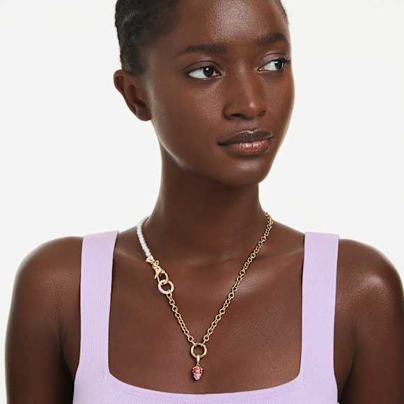 Idyllia จี้ชาร์ม, ผสมผสานเหลี่ยมเจียระไนหลายหลายรูปแบบ, สตรอเบอร์รี, สีแดง, เคลือบโทนสีทอง - Swarovski, 5743136