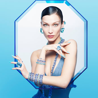 Bella Hadid con accesorios azules de Swarovski 