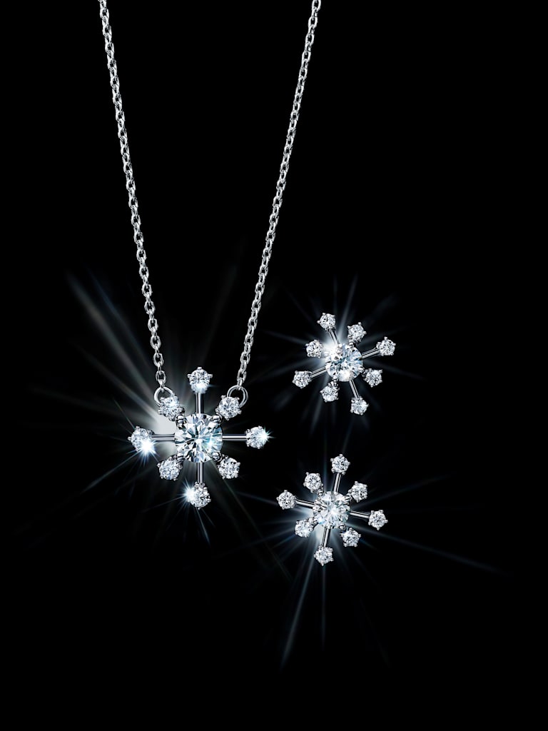 실험실에서 생산된 다이아몬드 네크리스 및 젬스톤 컨셉 이미지