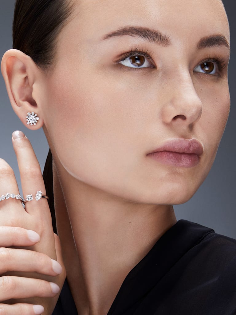 Le mannequin porte des boucles d’oreilles Swarovski Created Diamonds