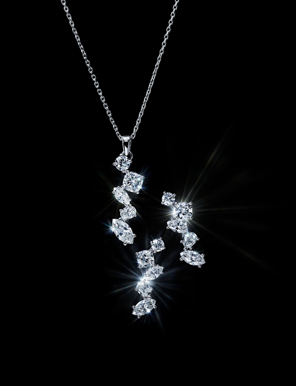 실험실에서 생산된 다이아몬드 이어링의 여유로운 컨셉 이미지