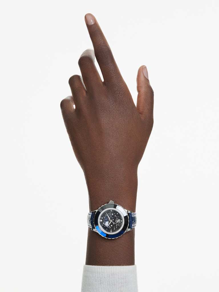 montre bleue au poignet