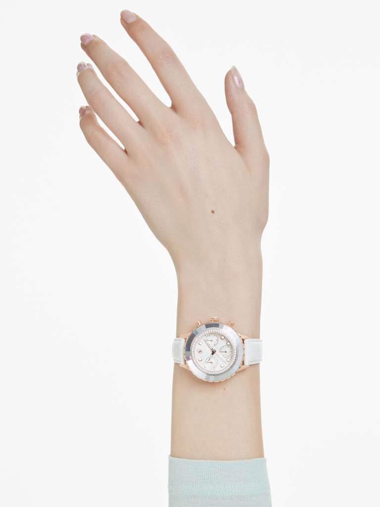 montre blanche au poignet
