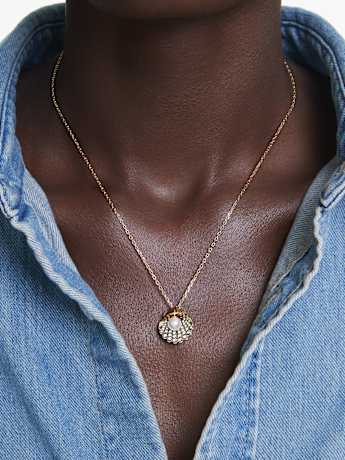 How to wear pearls with casual clothes - style guide by Swarovski