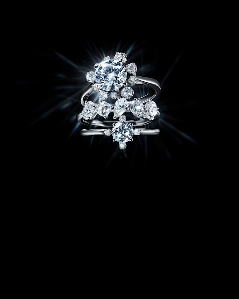 Swarovski Created Diamonds 약혼 링을 착용한 모델