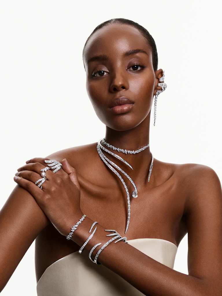 Combinación de brazaletes abiertos y cerrados al estilo Swarovski