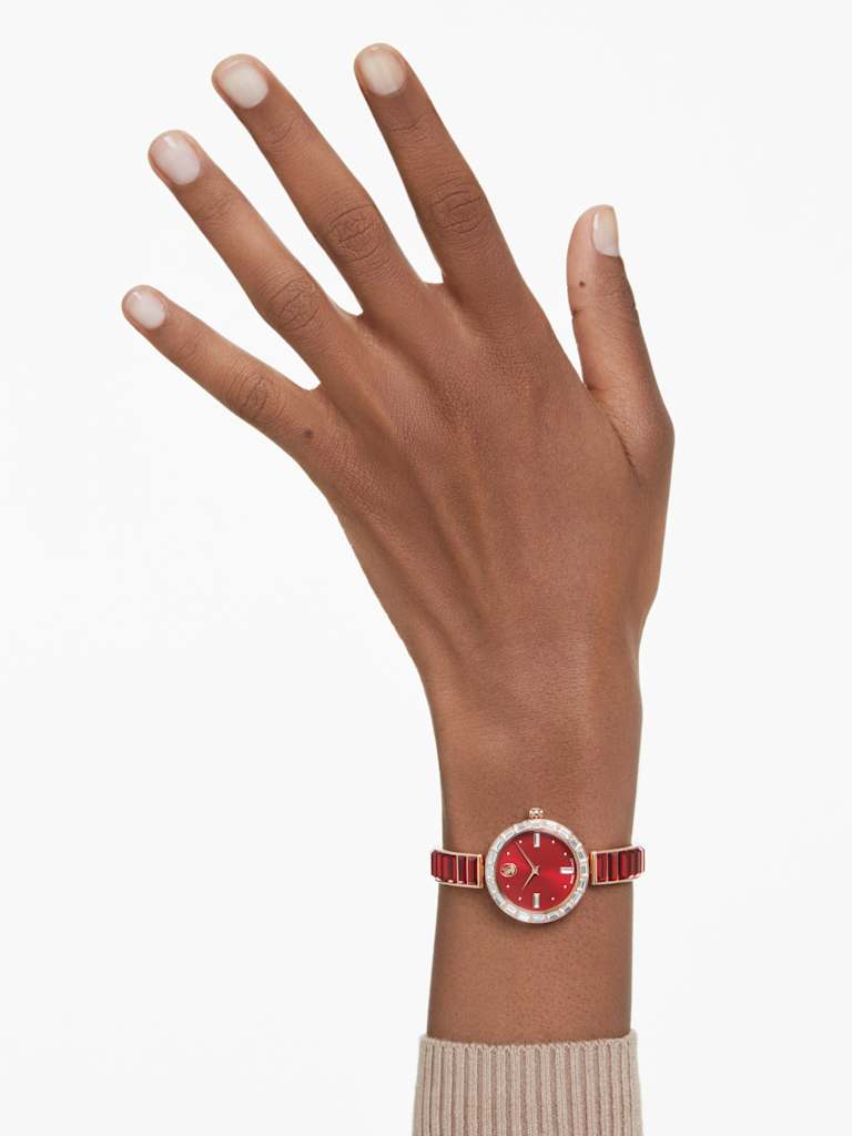 montre rouge au poignet