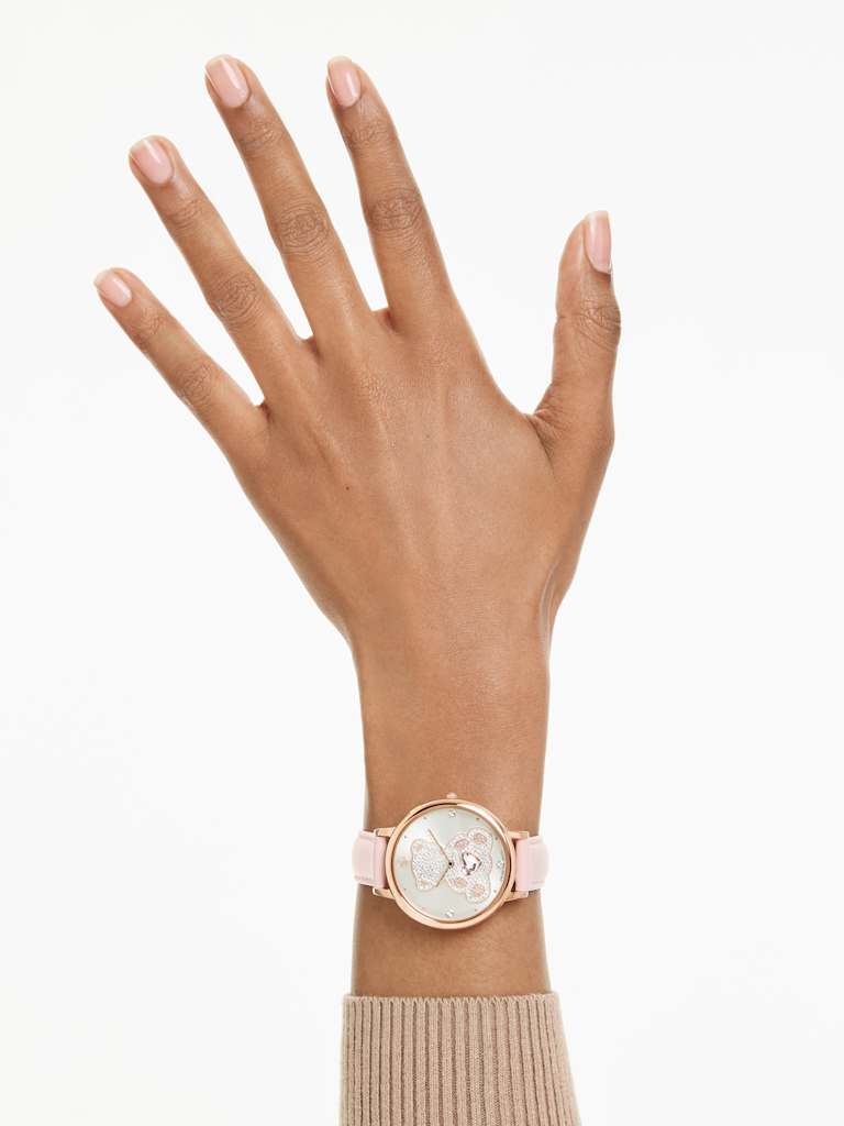 montre rose pastel au poignet