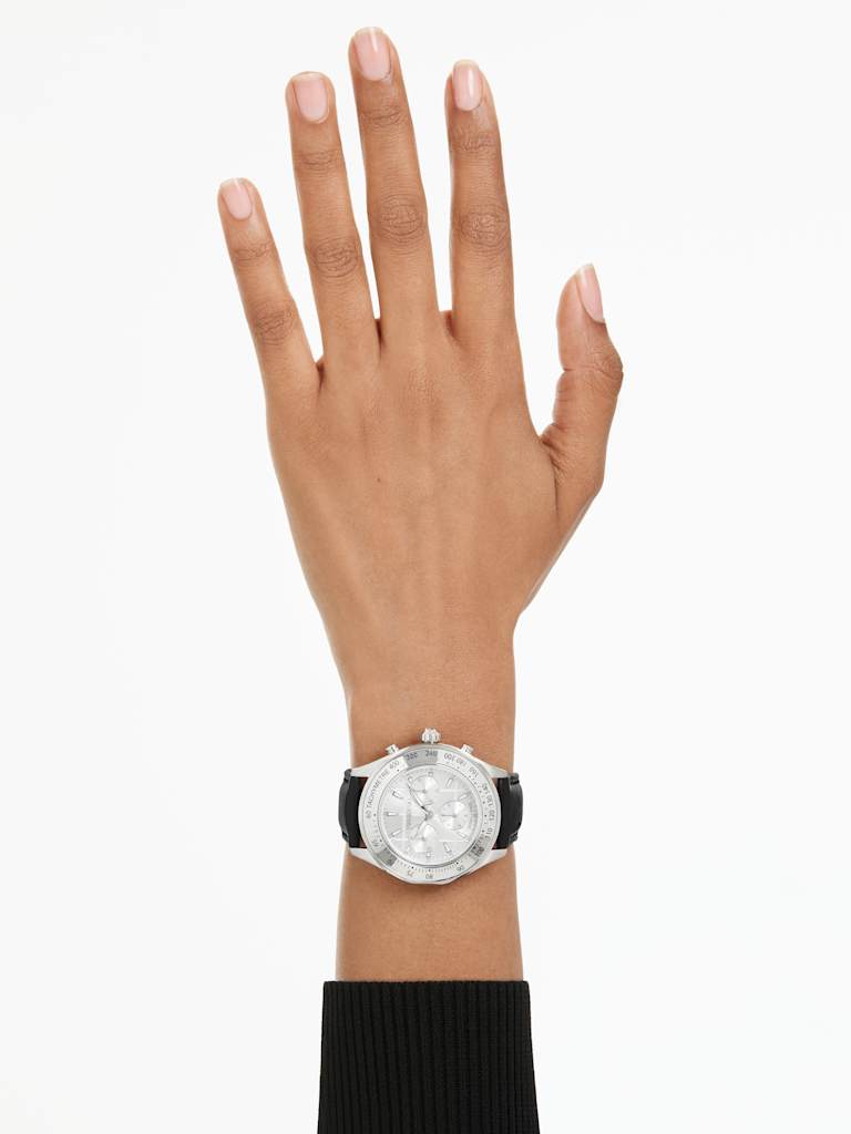 montre noire au poignet