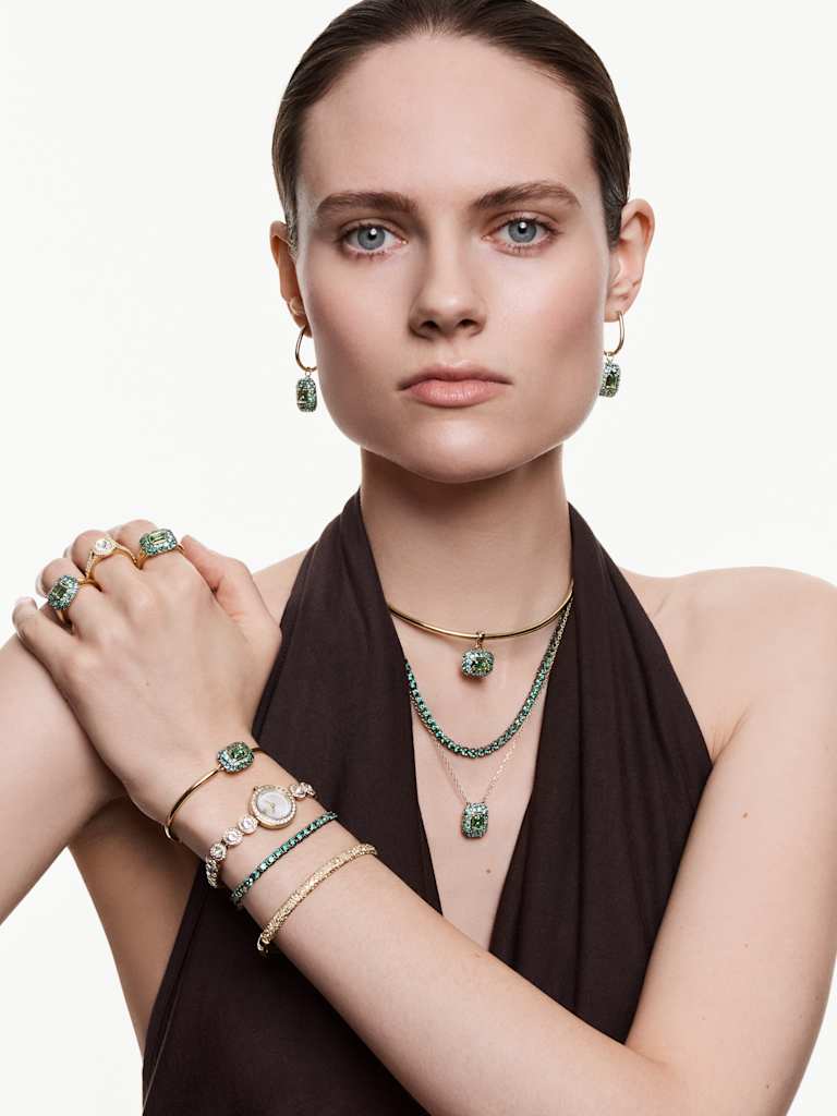 Un colier cu pandantiv Swarovski individual, simplu