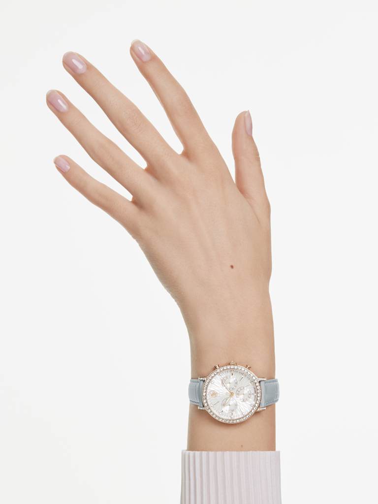 montre grise au poignet