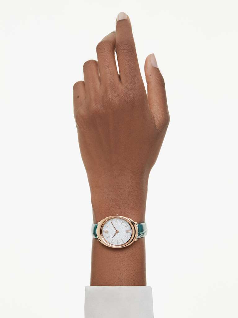 montre vert émeraude au poignet