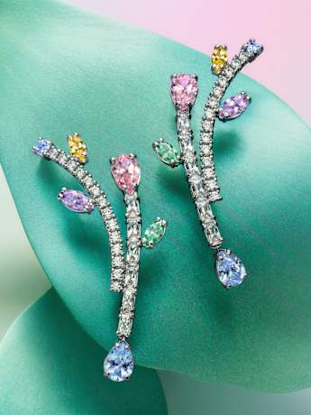 Ariana Grande x Swarovskiトンボジュエリー発売 | Swarovski JP