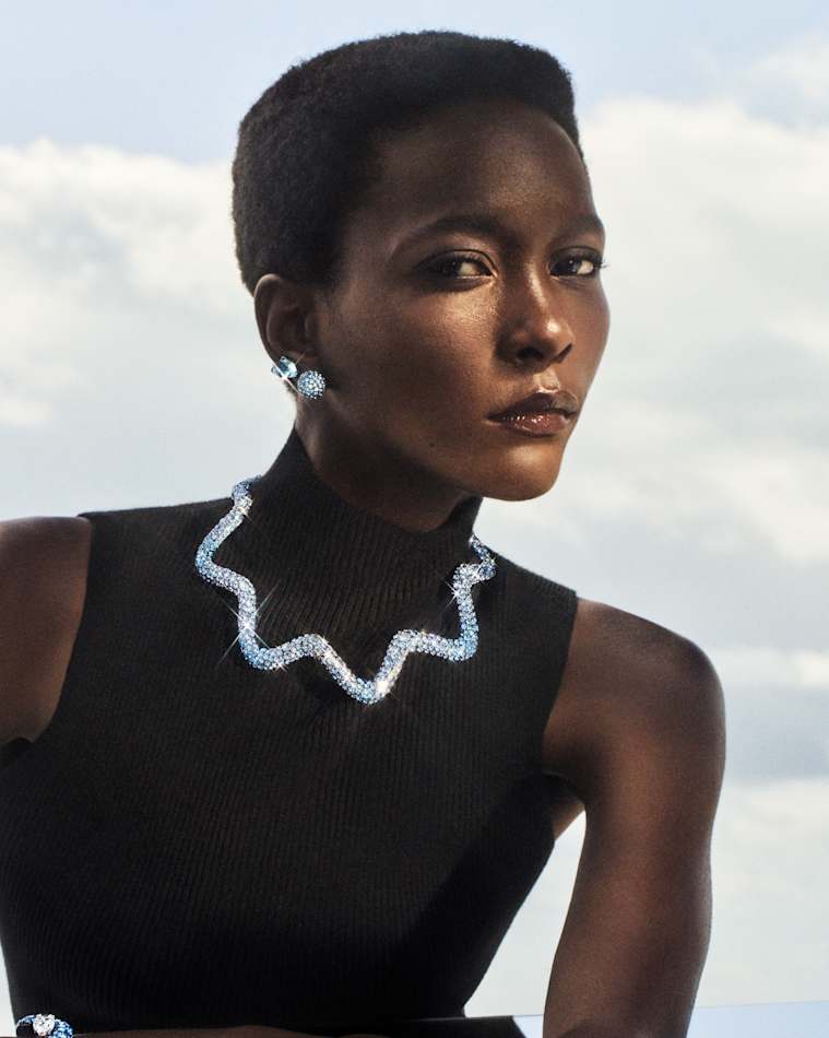 Wie man Schmuck mit einem schwarzen Kleid von Swarovski trägt
