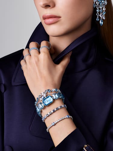 Model draagt blauwe sieraden voor de feestdagen van Swarovski