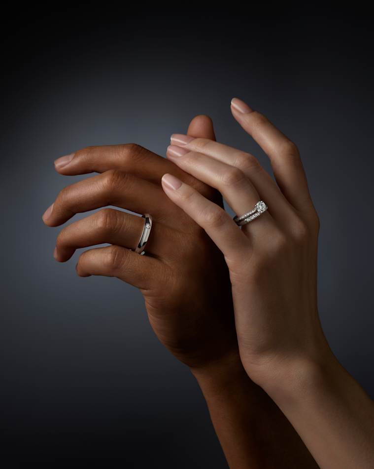 Comment offrir une bague de promesse ? Guide de Swarovski