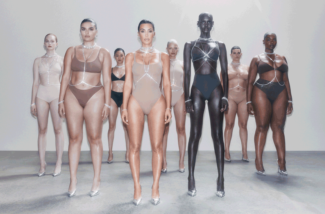 Kim Kardashian nosí šperky Matrix