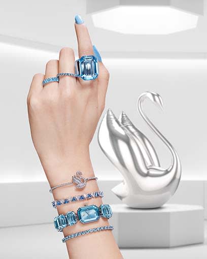 Swarovski Iconic Swan bangle Swan, White, Rhodium plated