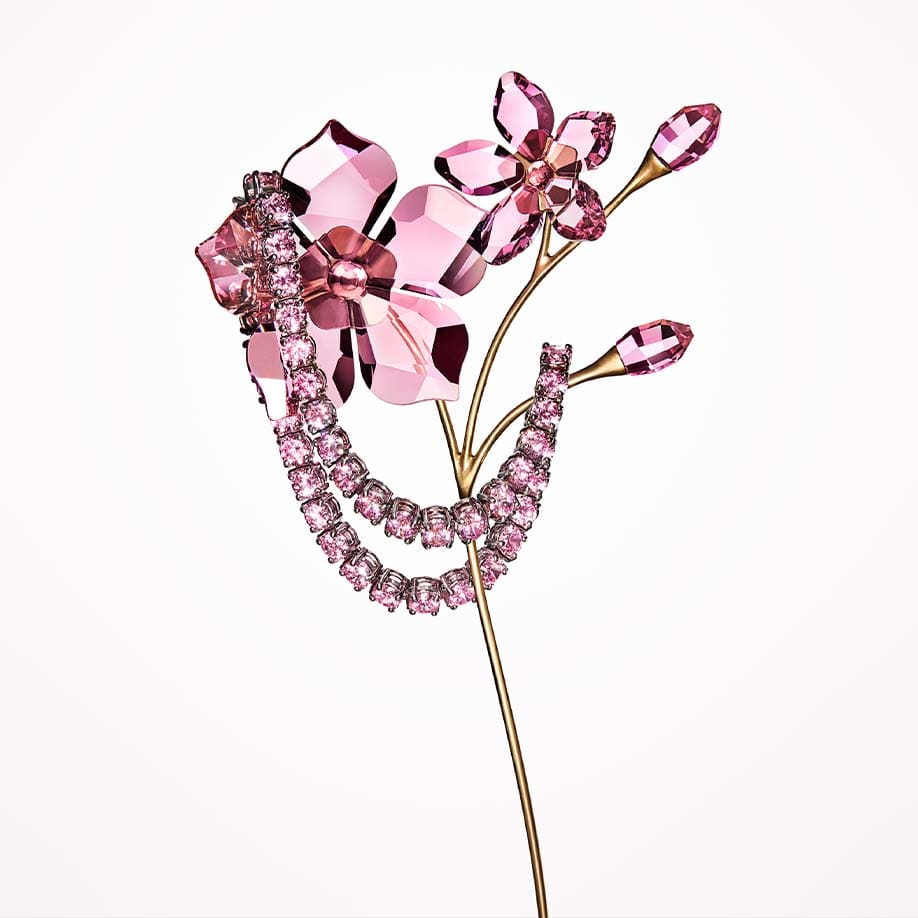 Květina Swarovski zhotovená z růžových křišťálů
