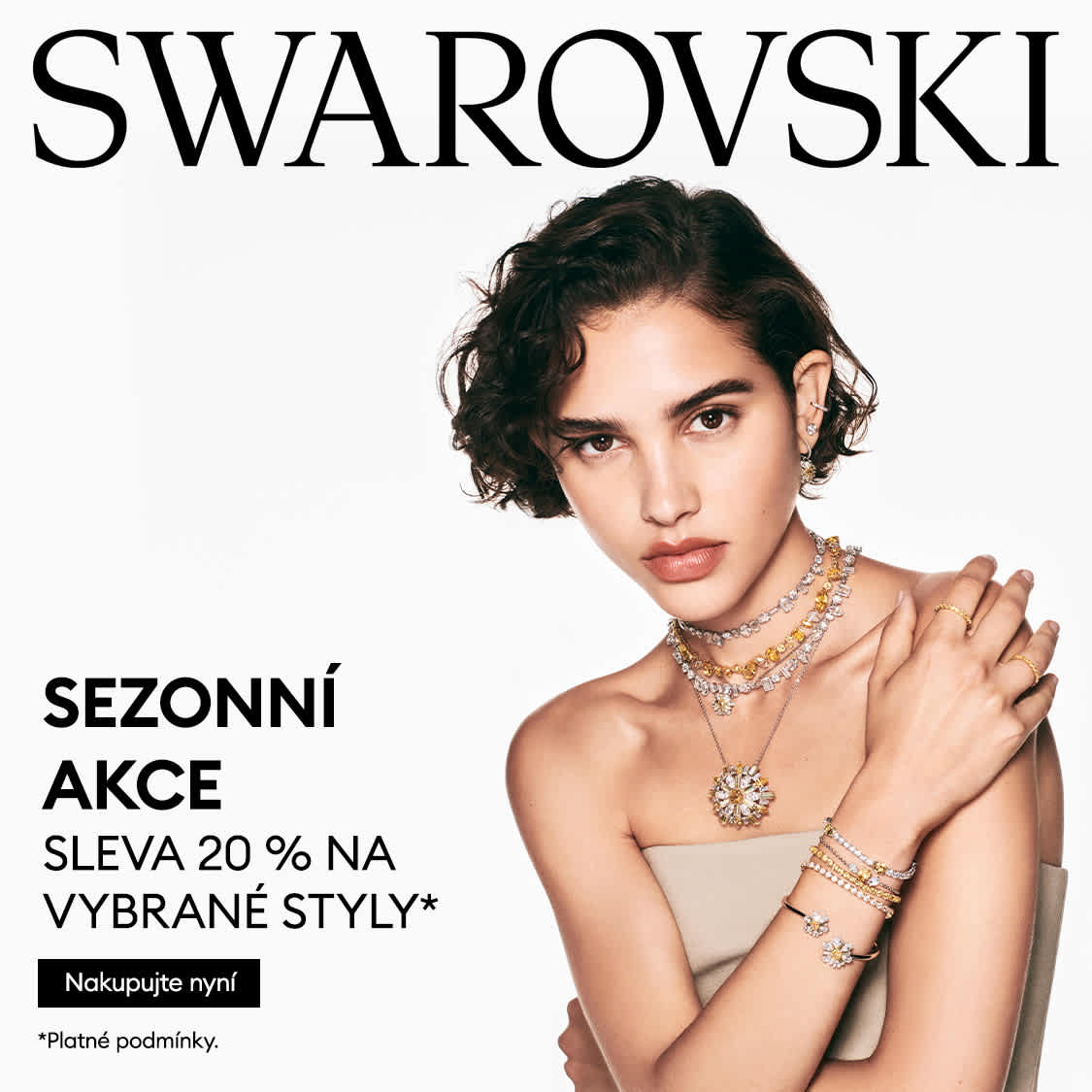 Modelka zdobená vybranými šperky ve slevě