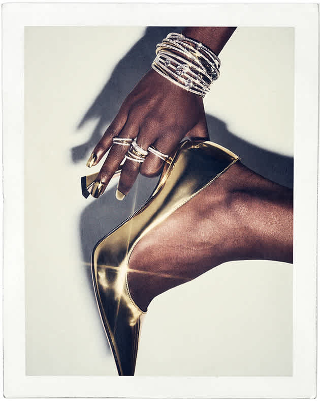 Hyperbola bracelets and rings on model