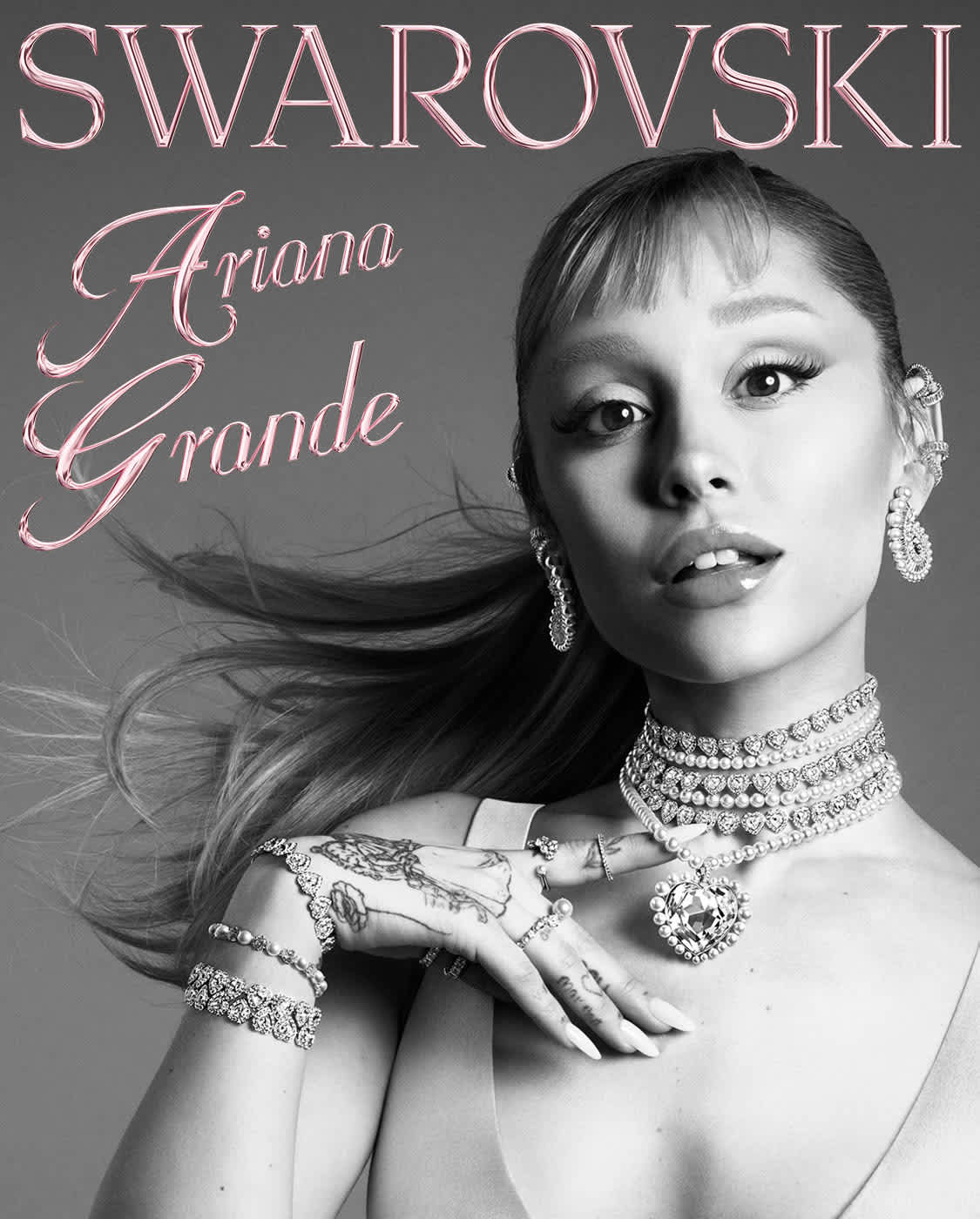 Ariana Grande předvádí šperky Ariana Grande x Swarovski