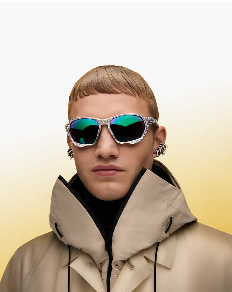Model se slunečními brýlemi Oakley