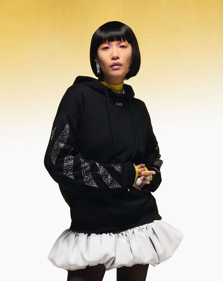 Modelka, která si oblékla mikinu Off-White™