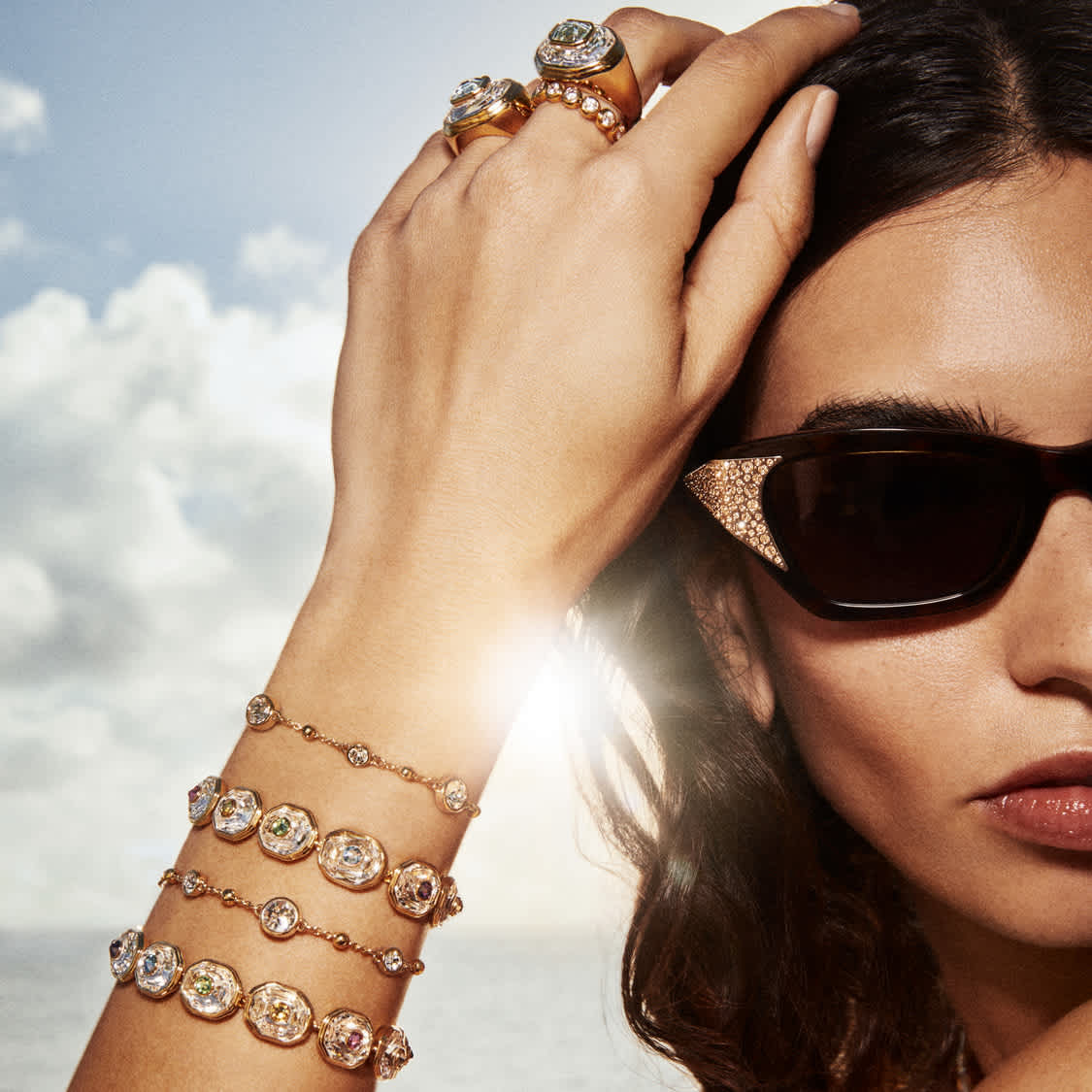 Modelka w bransoletkach Swarovski Imber i Chroma