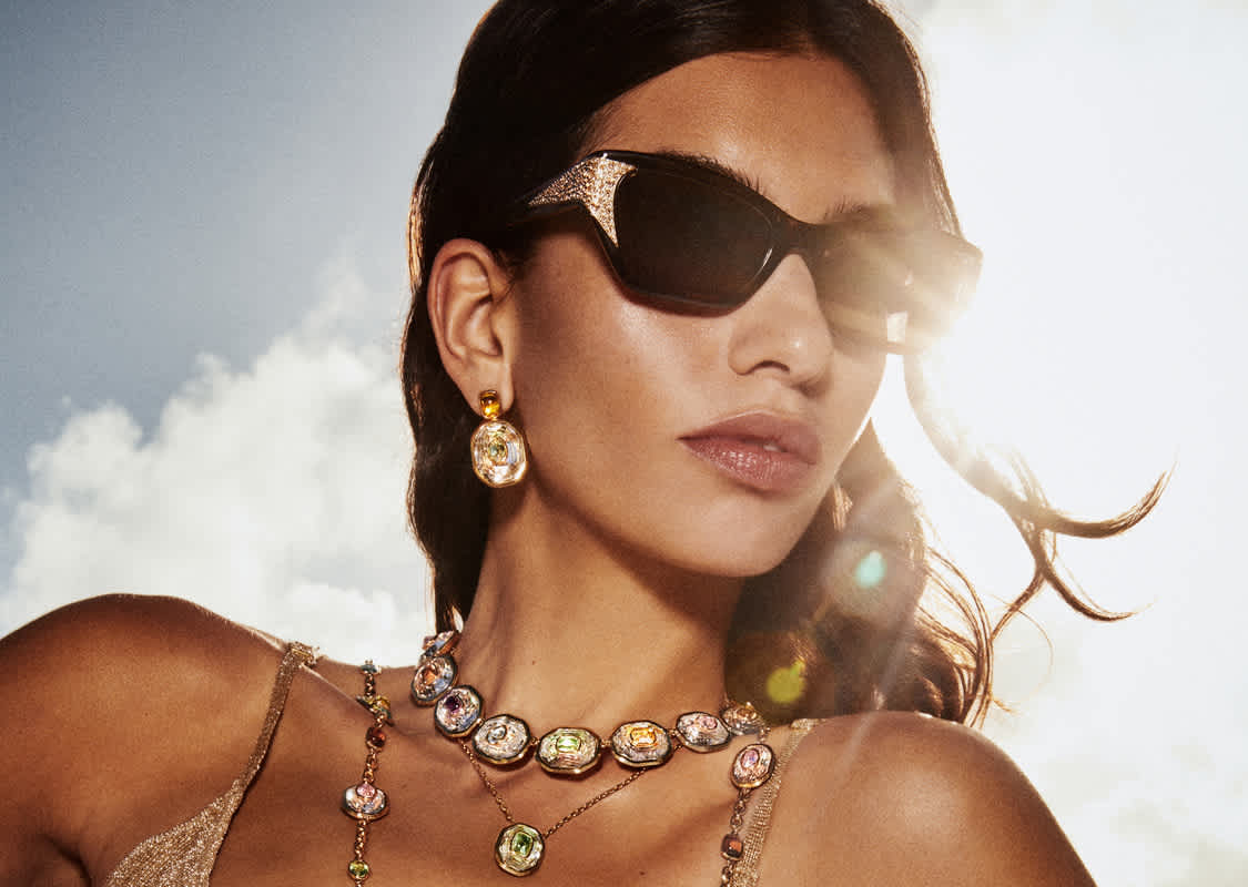 Modelka w okularach przeciwsłonecznych Swarovski