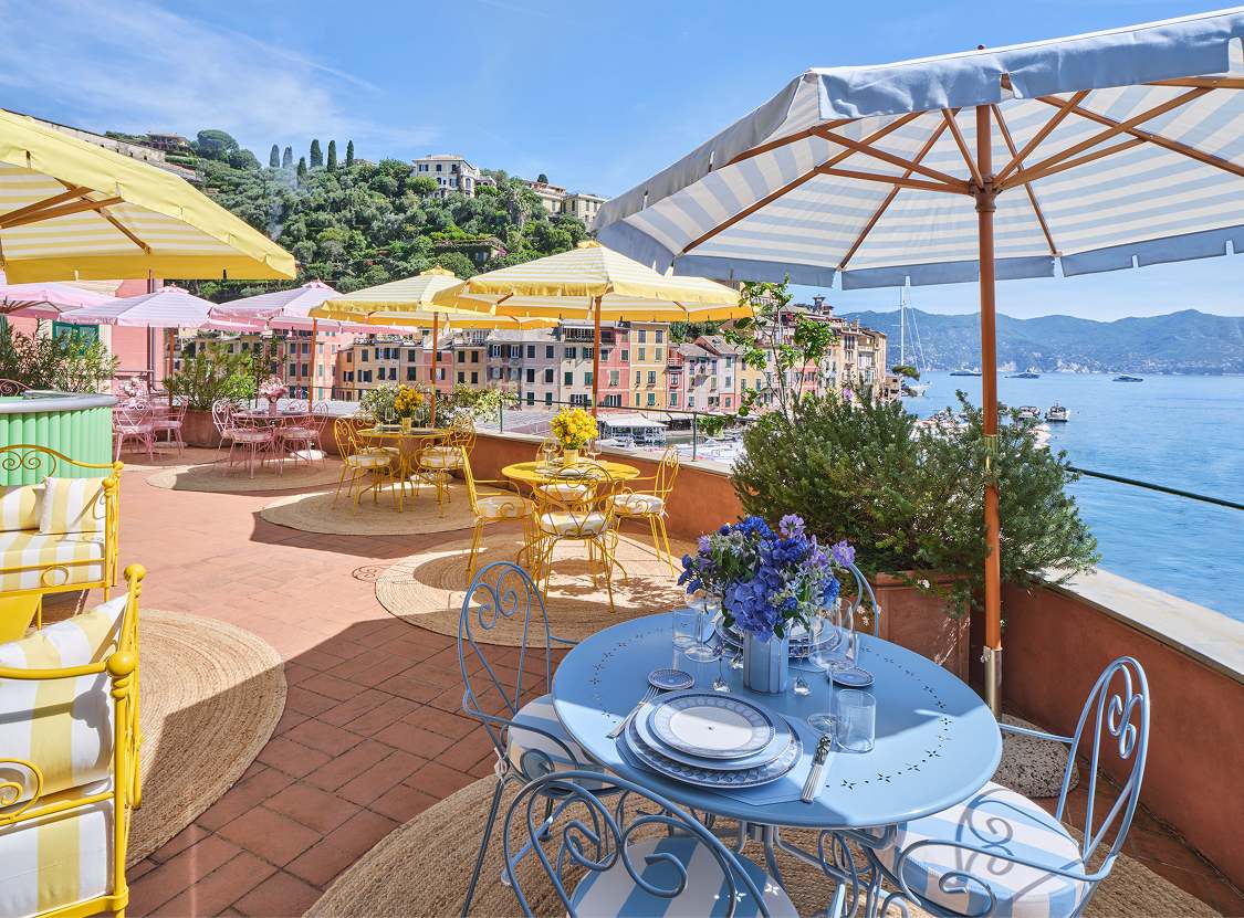 Stoliki w kolorach marki Swarovski w restauracji Cracco w Portofino