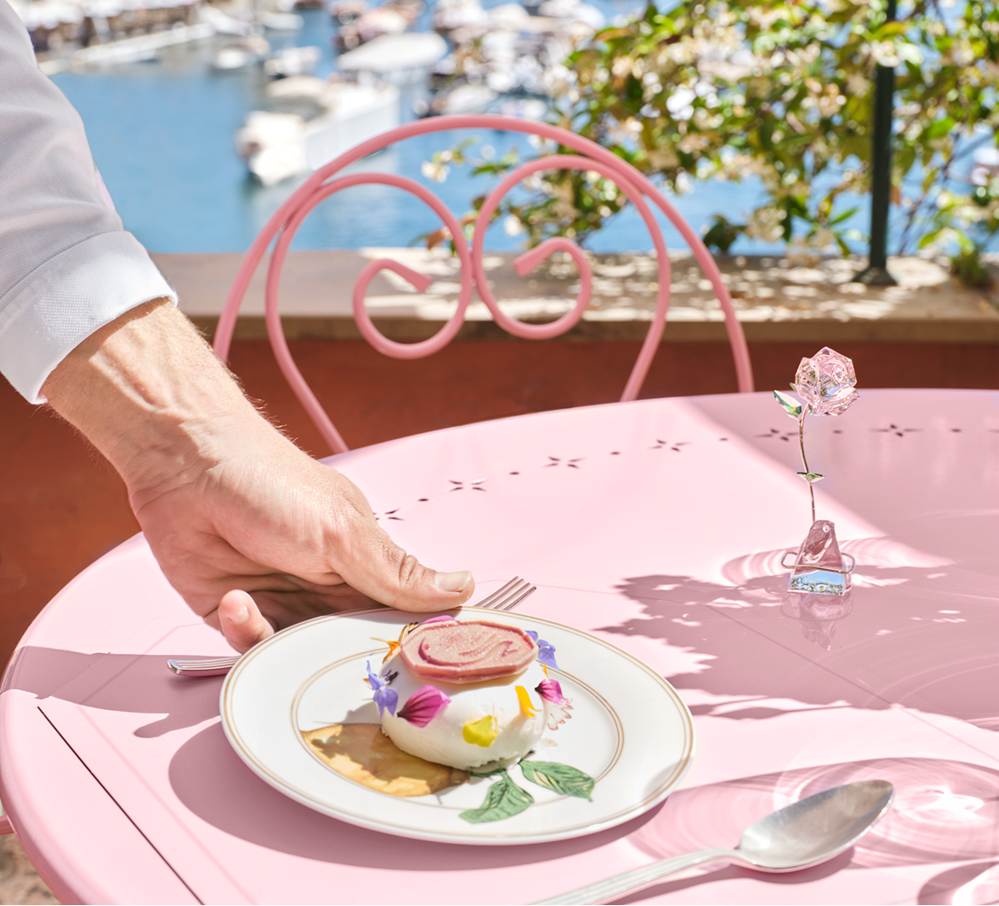 Stoliki w kolorach marki Swarovski w restauracji Cracco w Portofino