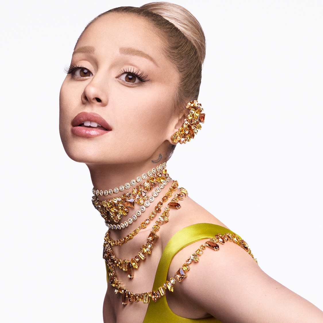 Ariana Grande zdobená šperky Swarovski Gema