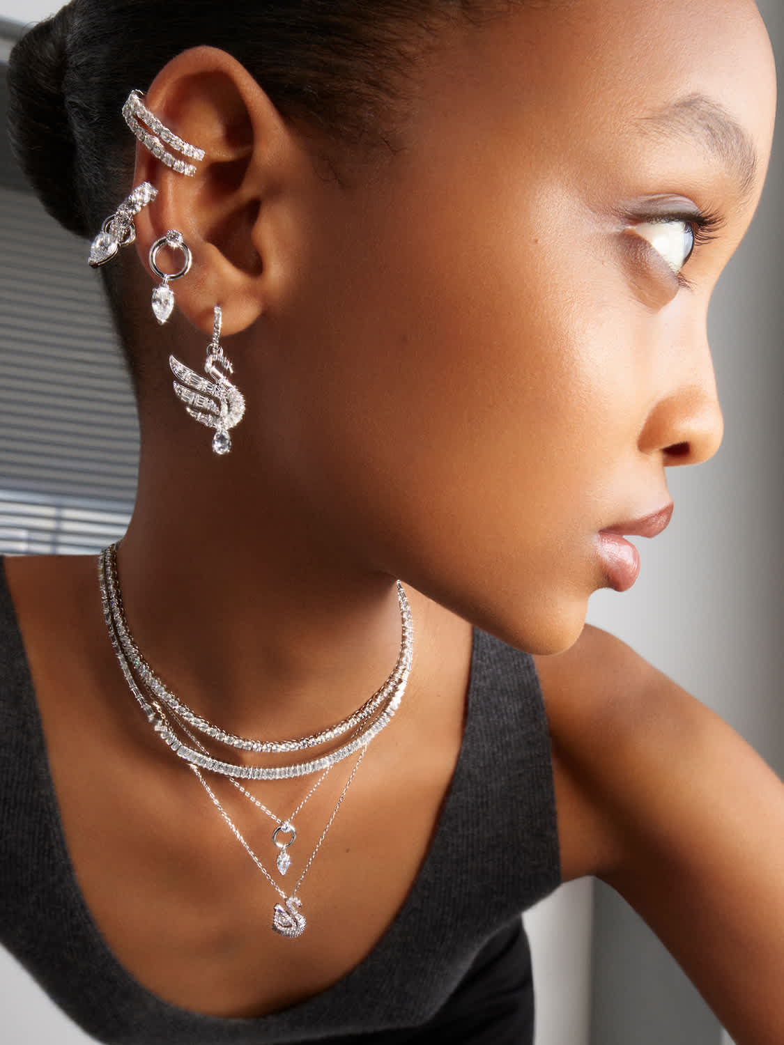Styling se šperky Swarovski ve stříbrném odstínu