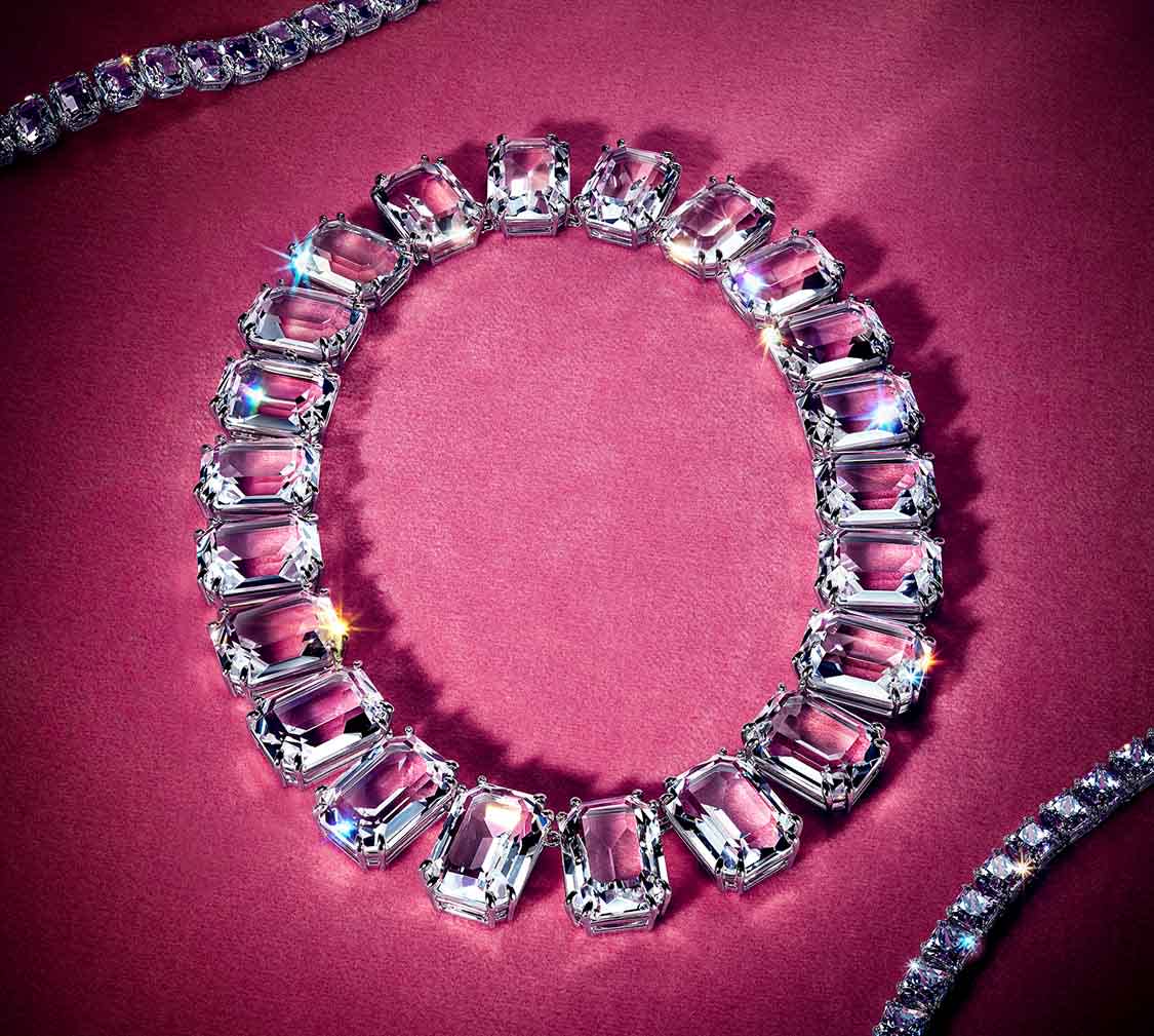 Naszyjniki Swarovski Millenia na różowym tle