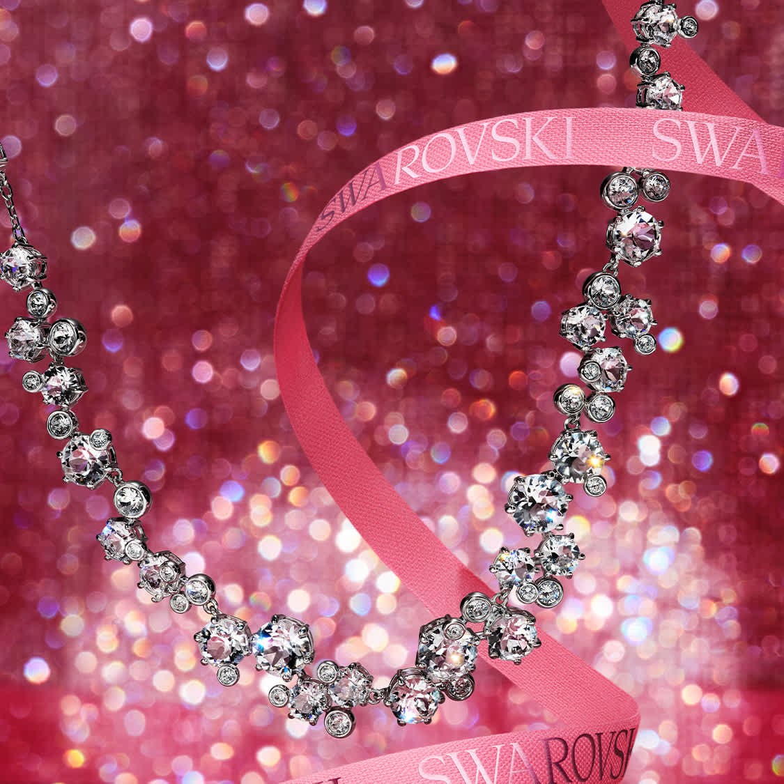 Náhrdelník Constella od Swarovski a růžová dárková krabička na růžovém pozadí