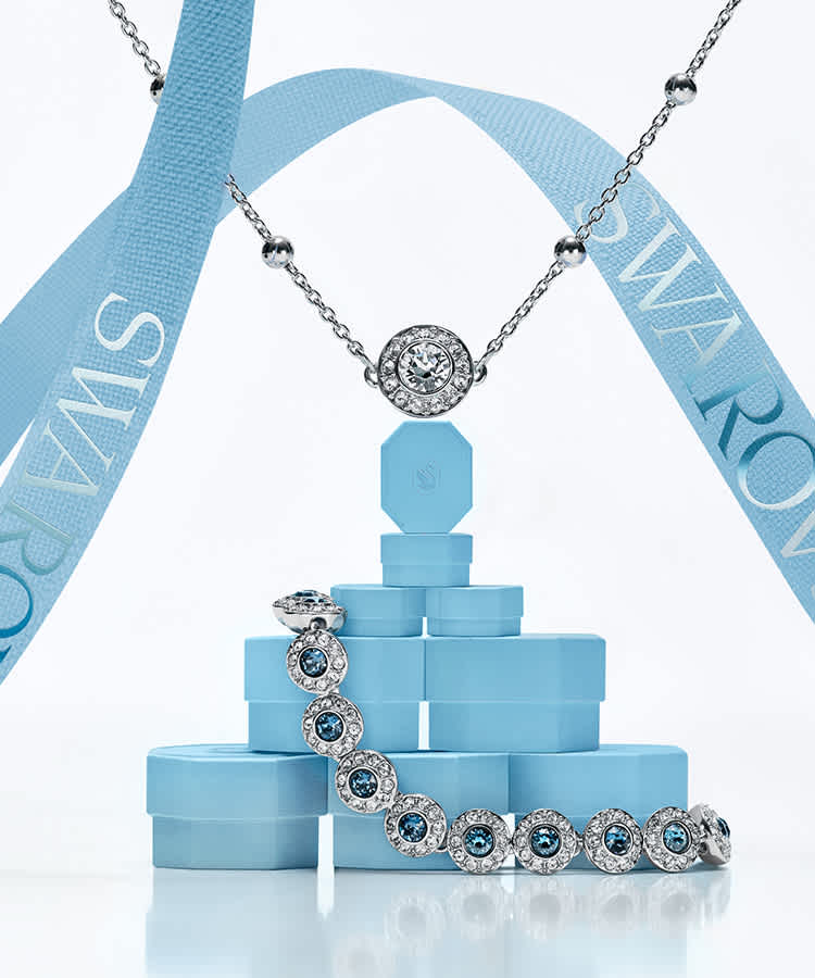 Biżuteria Swarovski z niebieskimi ozdobnymi pudełkami