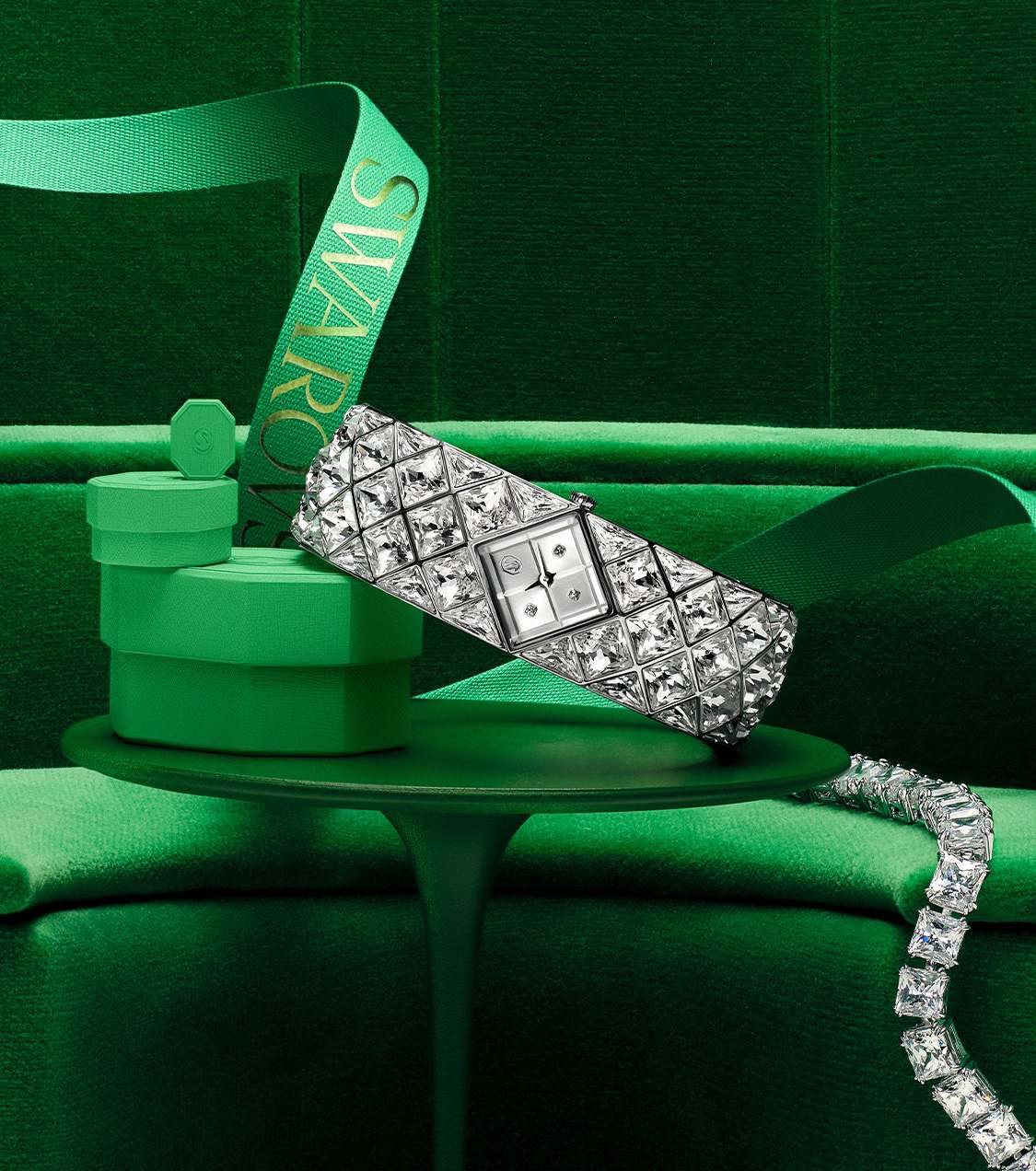 Zegarek Curiosa na zielonym ozdobnym pudełku z zieloną wstążką