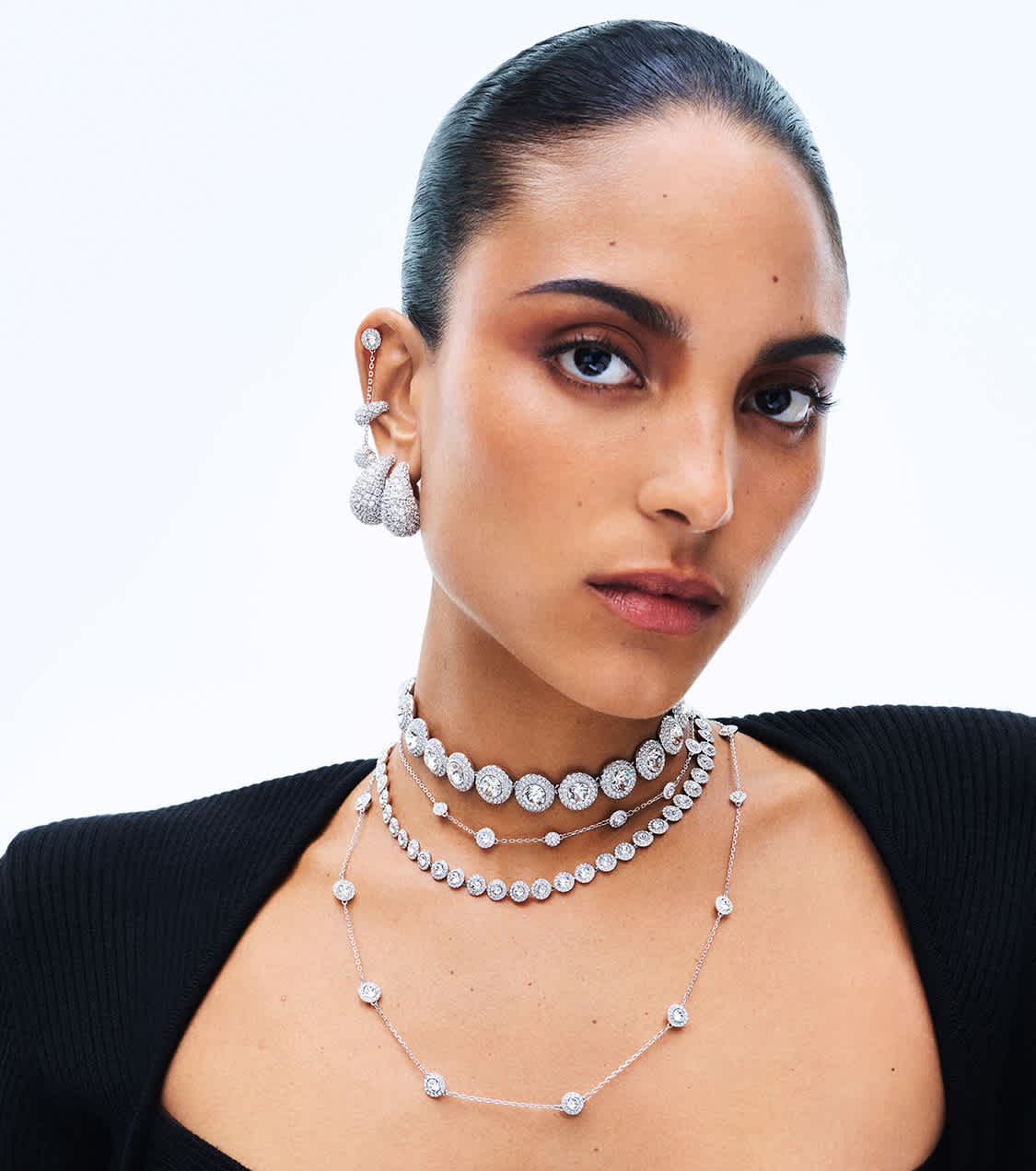 Modelka w biżuterii Una Angelic i czarnej sukience