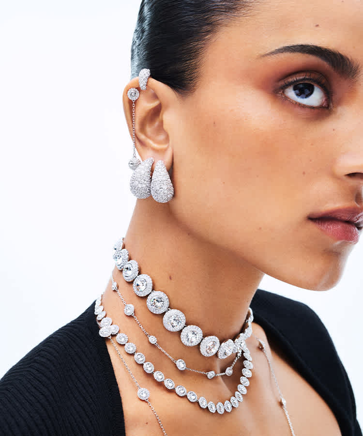 Modelka w kolczykach Sublima i naszyjnikach Una Angelic