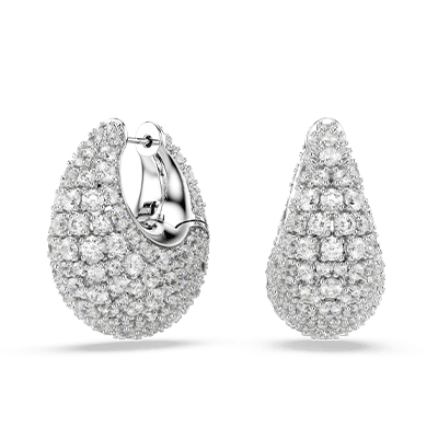 Modelka w kolczykach Sublima i naszyjnikach Una Angelic