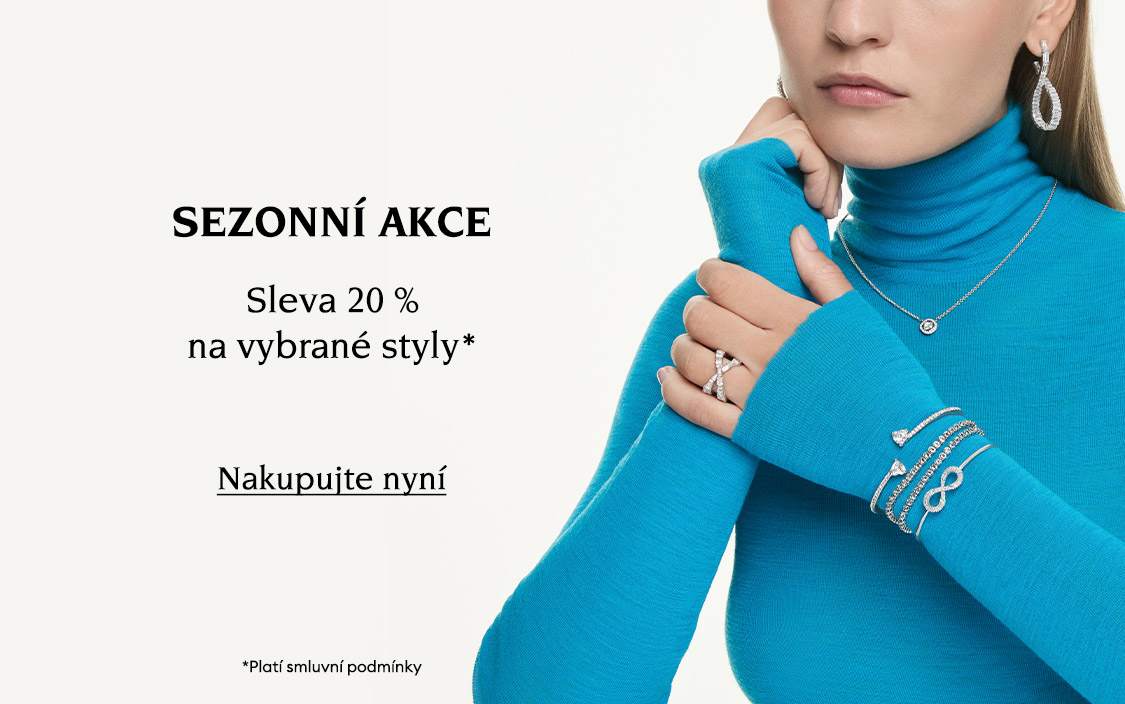 Modelka ozdobená šperky Swarovski. Text: „SEZONNÍ AKCE, sleva 20 % na vybrané styly*”. Tlačítko ke kliknutí s nápisem „Nakupujte nyní“. Konečný text obrázku zní „Platí smluvní podmínky“