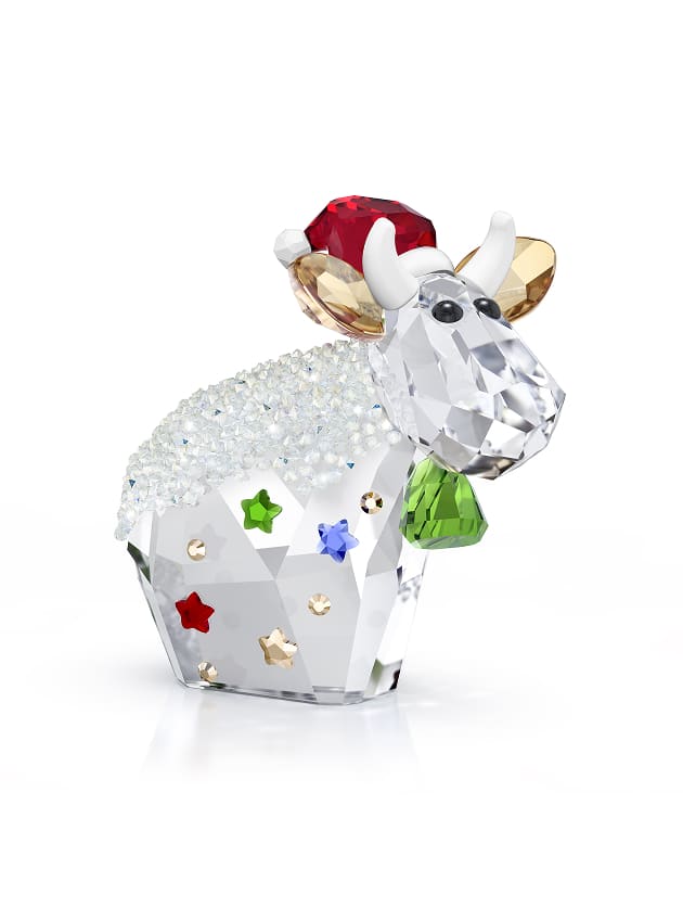 Krówka Mo w czapce Świętego Mikołaja z zielonym dzwonkiem na szyi